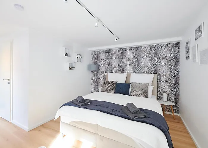 Wohnträumerei-Design Apartment-NETFLIX- Aussenbereich mit Sitzgelegenheit