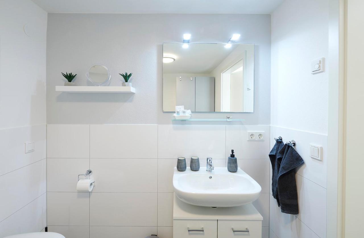 Wohnträumerei-design Apartment-netflix- Aussenbereich Mit Sitzgelegenheit